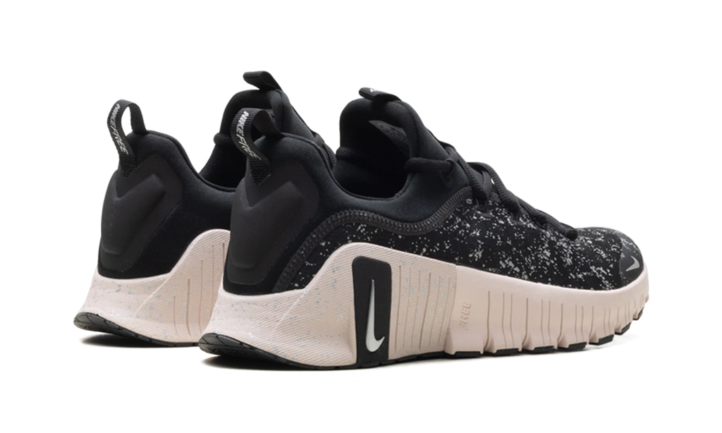Free Metcon 6 SE WMNS "Black Silt Red" HV2017 001
