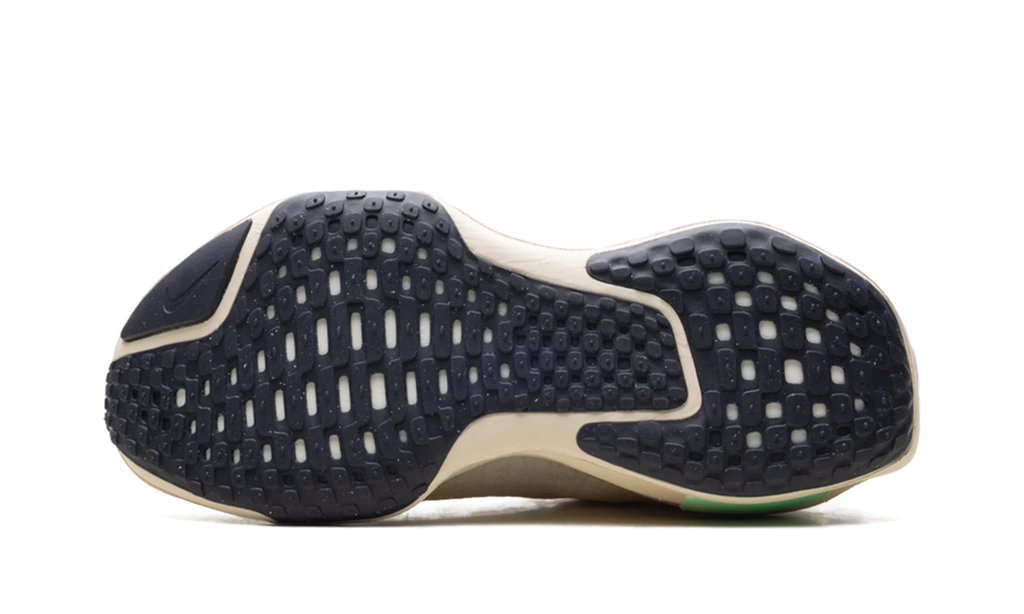 ZoomX Invincible Run 3 "Light Cream" DR2615 200
